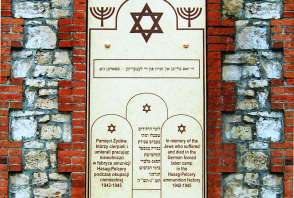 tablica pamiątkowa upamiętnia żydowskich robotników przymusowych fabryki amunicji Hasag-Pelcery